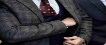 5 Suit mistakes men make in wearing suits.