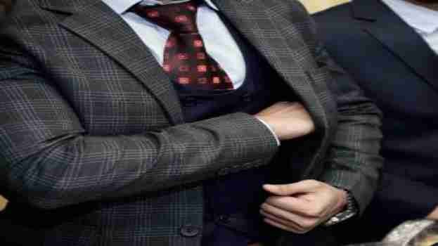 5 Suit mistakes men make in wearing suits.